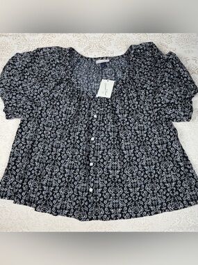 Universal Thread Black Floral Top, XL, Decorative Buttons, Flowy, Flattering NWT